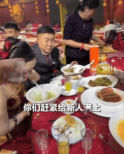 太真实了！5月1日中国青年报报道，山西阳泉，一对新人办完婚礼，婚宴刚结束，宾客也