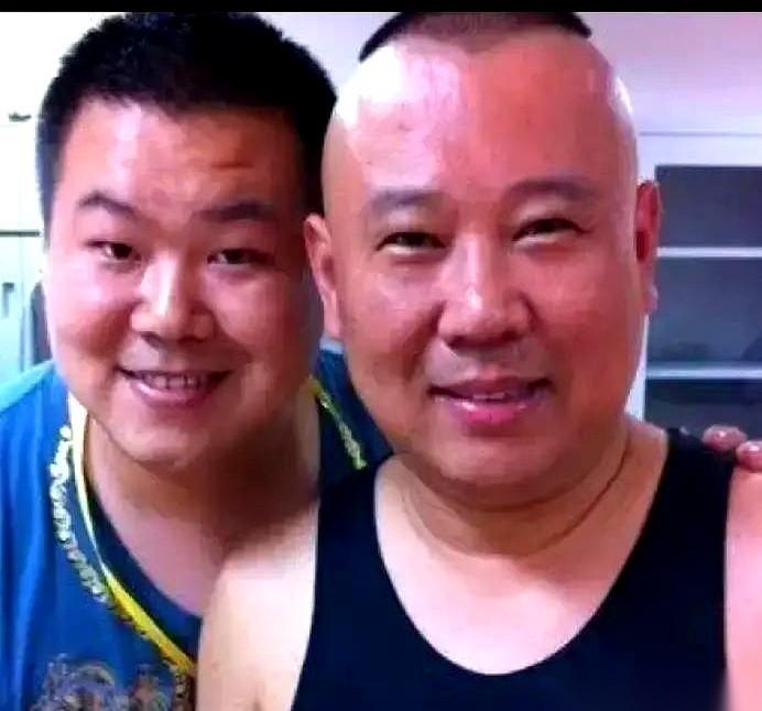 老郭在热搜上快被人喷成筛子了。结果一转头，德云社这帮平时最护短的爷们儿，集体“