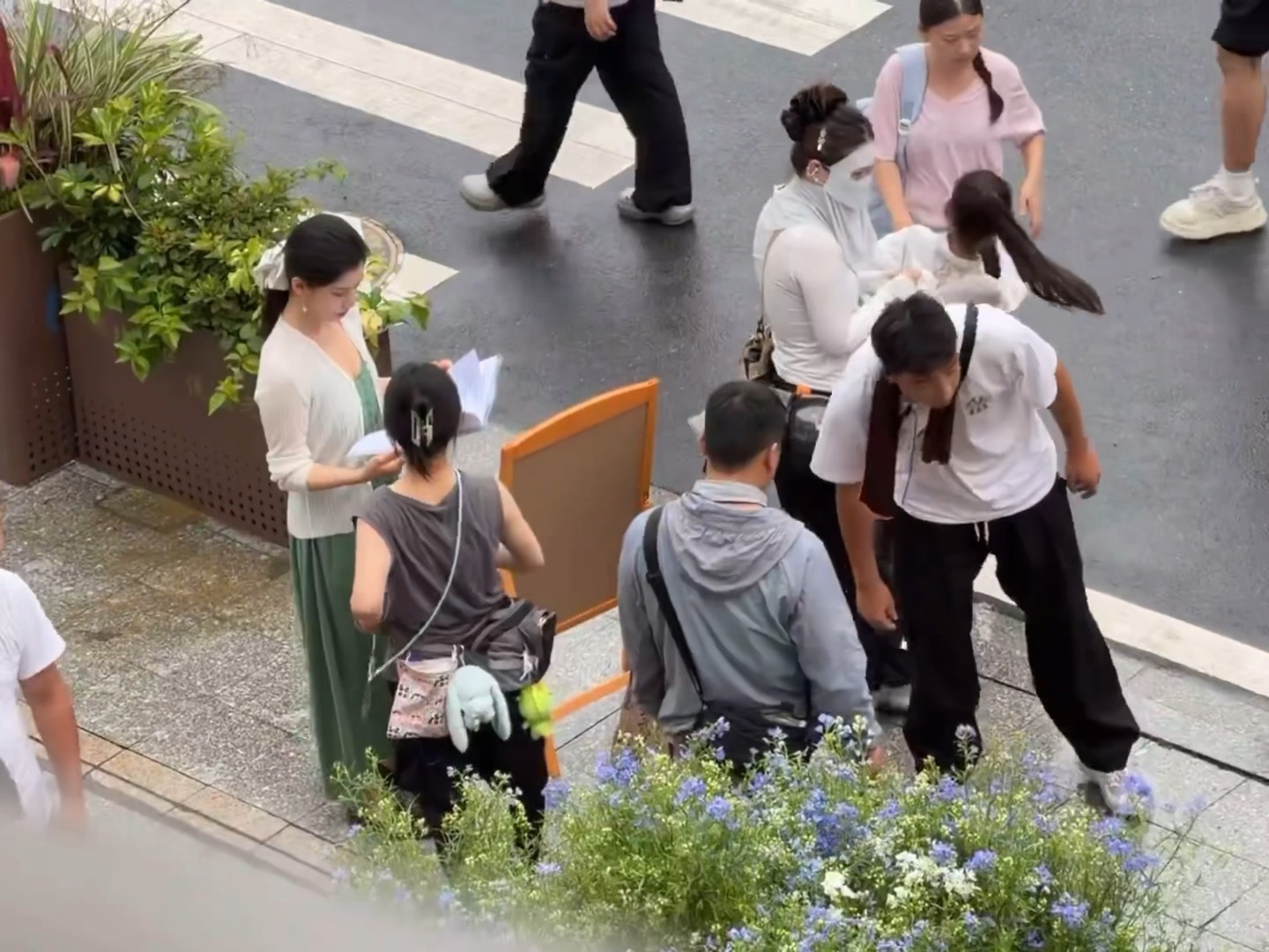 网友家里楼下偶遇张婧仪拍戏原相机就这么轻易出片