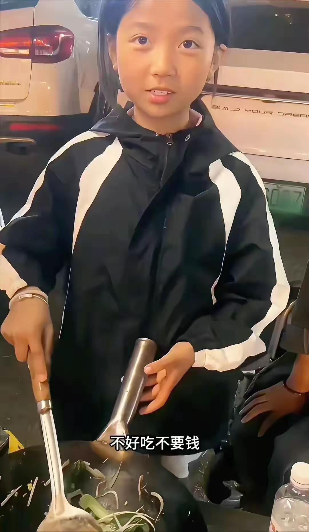 河南商丘，一男子深夜下班，看见一对母女摆摊卖炒面。男子要了一碗，吃完竟转账600