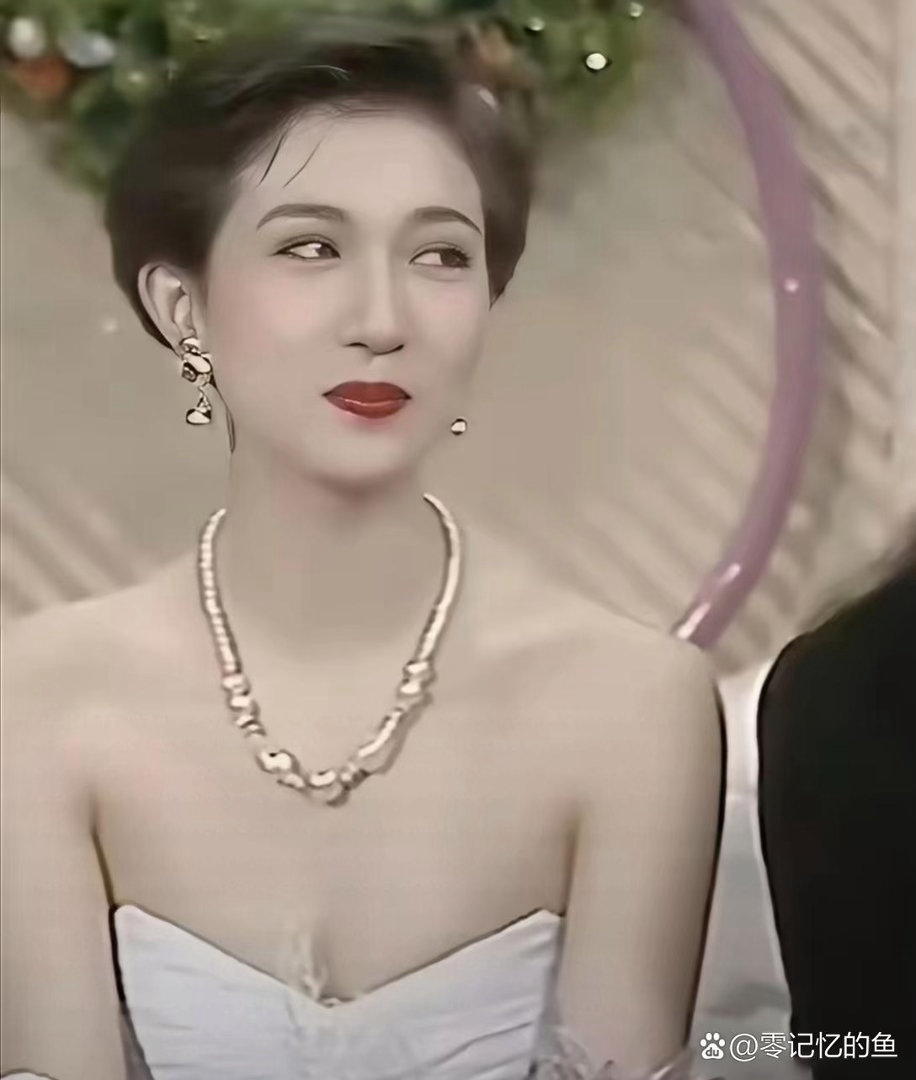 年轻时期的吴绮莉风华绝代，五官明艳动人，浑然天成的美貌极具复古风情，让人过目难忘
