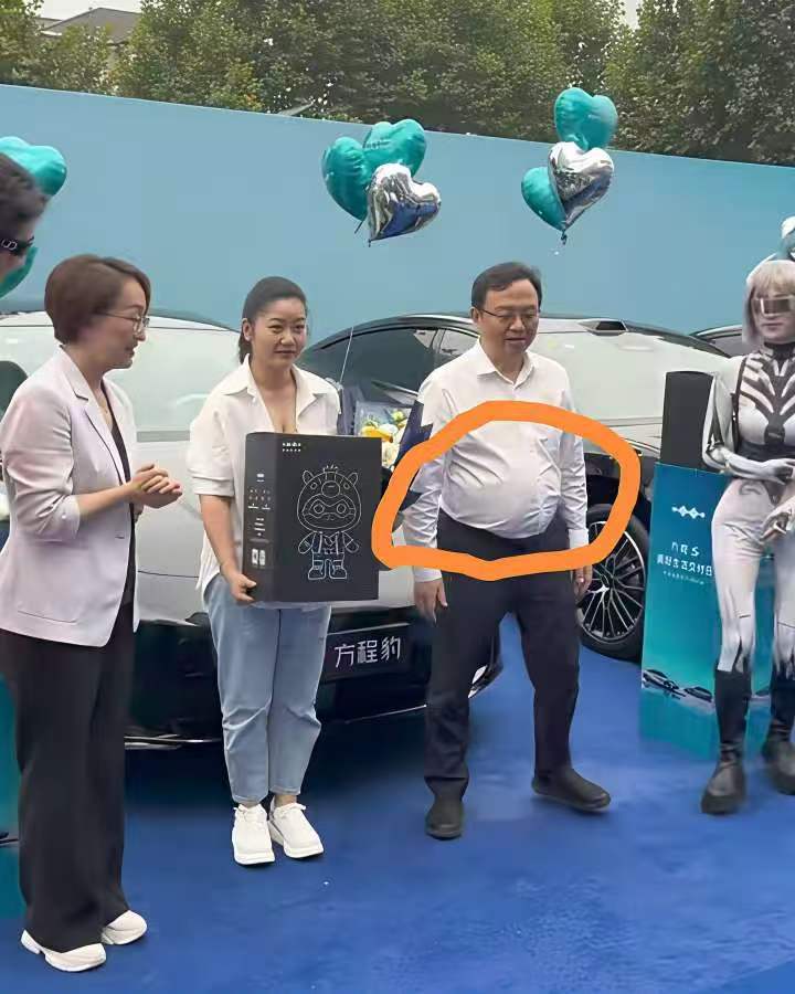 同样是给车主亲自交付，雷总就显得那么亲切自然，但王总这边就有点拘束紧张了，关键是大肚腩也太抢镜了，真