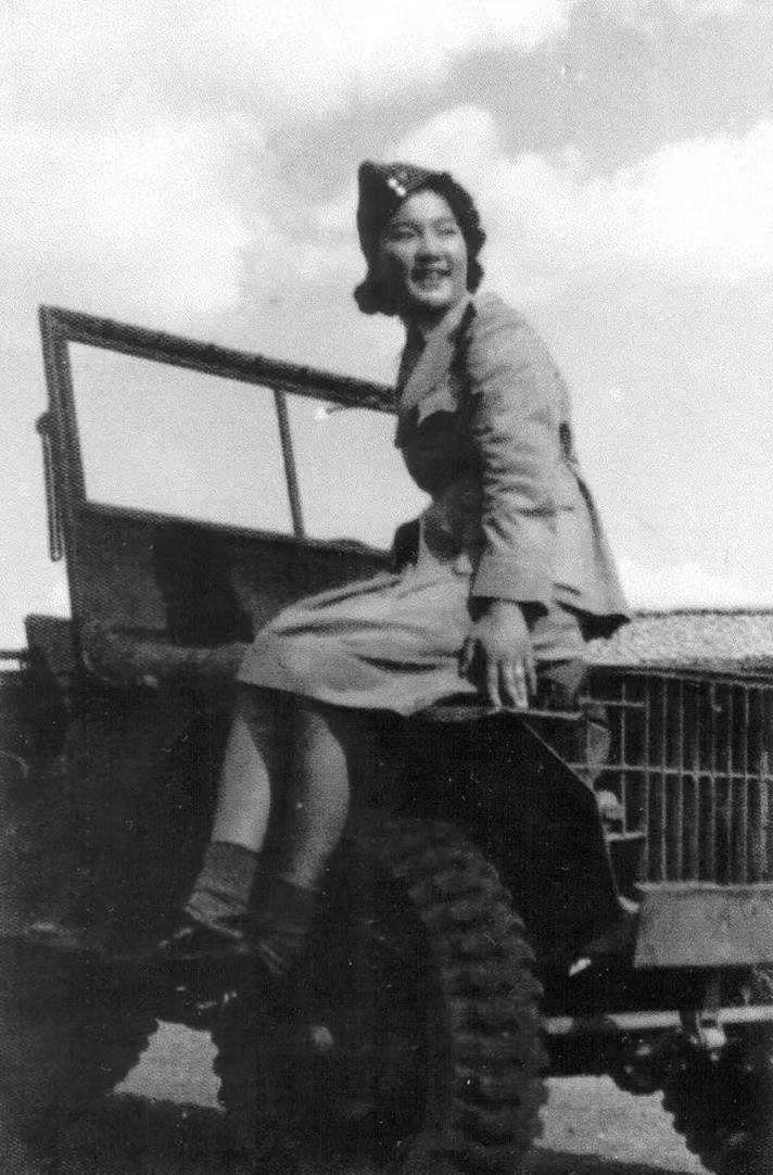 “快！所有人都把内衣都脱下来。”1942年，一个远征女兵突然喊出这句话，现场所有