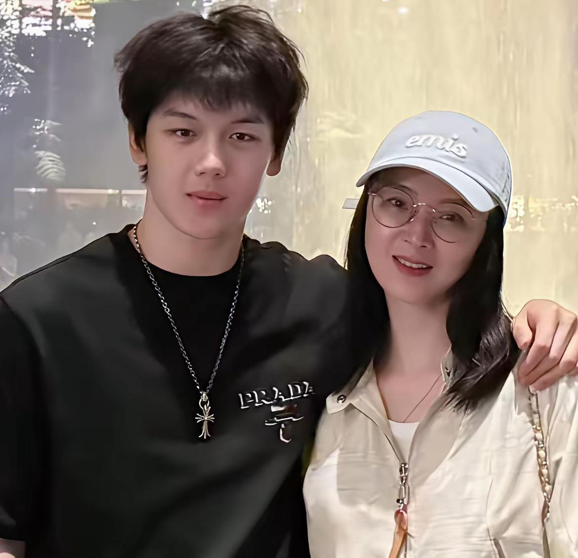 谢霆锋离婚真不是因为王菲。2012年金像奖颁奖礼，他拿着影帝奖杯站在台上，