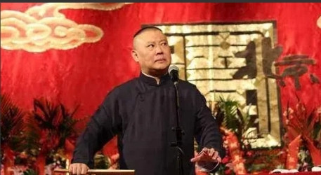 2010年5月，郭德纲去西安宣传《三笑才子佳人》的时候，苗阜陪着郑宏伟交给他一份