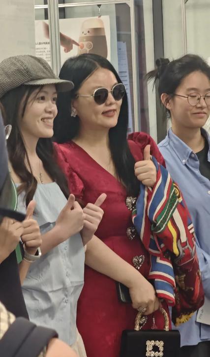 网友在湖大偶遇李湘，她看起来瘦了很多。李湘：姐美过，瘦过，胖过，再瘦过，就是没