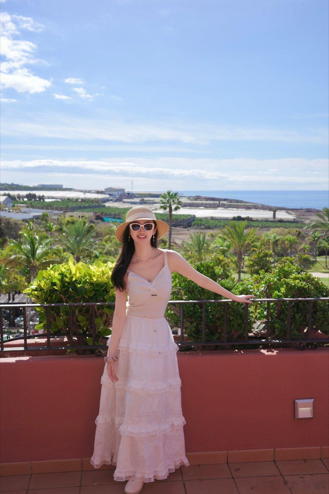 景甜白到发光的旅游照姐姐这身白裙子是偷了阳光穿身上吧，走在海边整个人都在发光，