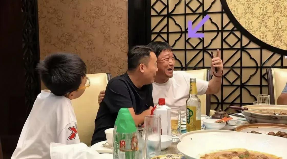 偷拍视频曝光，贾冰只回应一句，吃饭喝酒哥几个以后还能坐一桌不贾冰那条朋友圈就一