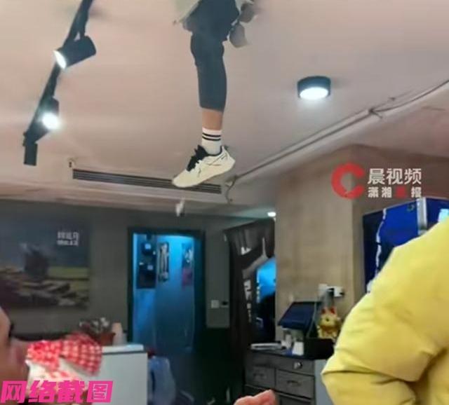 武汉有家牛蛙餐厅，正当众人津津有味吃着牛蛙腿时，没有想到自己的头顶上发生了一场意