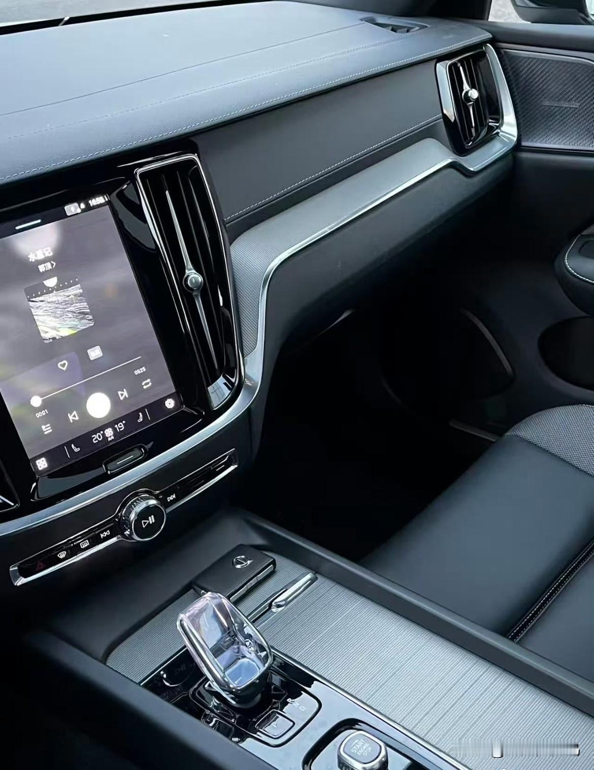 新年开新车，20多万预算豪华轿车买什么？像沃尔沃S60和凯迪拉克CT5这两