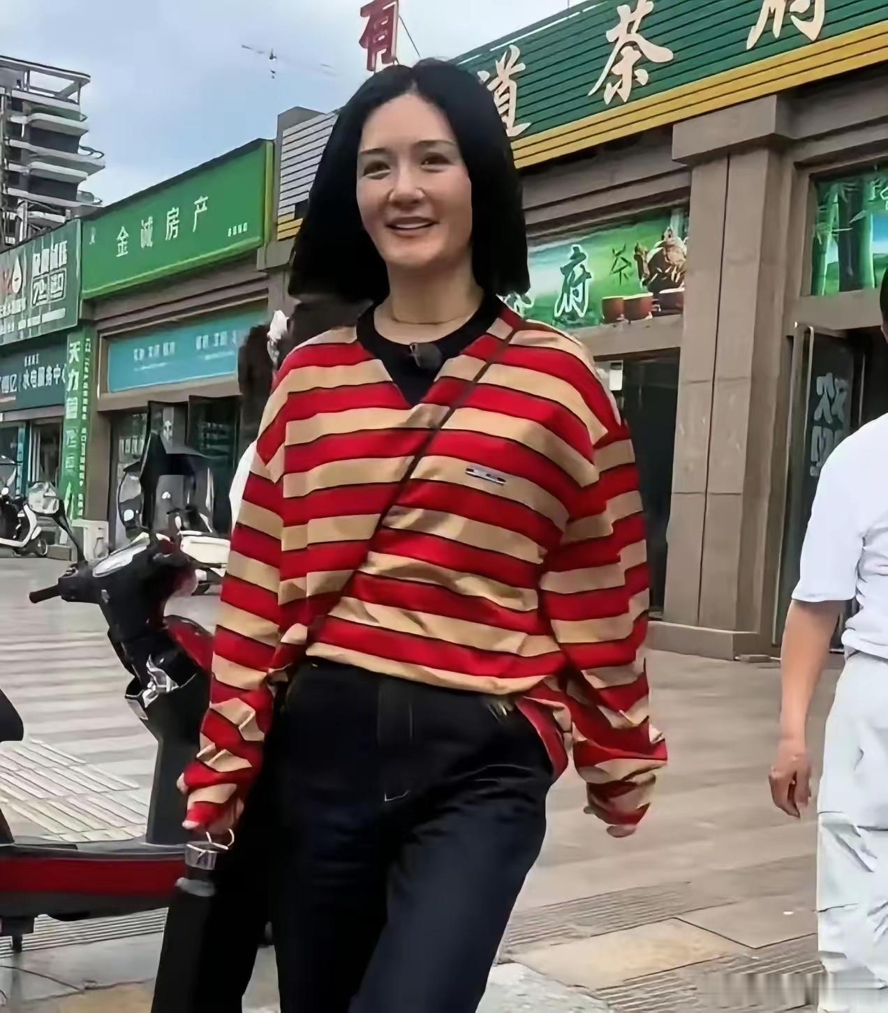 43岁的谢娜回四川中江，跟爸妈下馆子。穿得特别朴素，忒接地气。​​​张杰没有跟