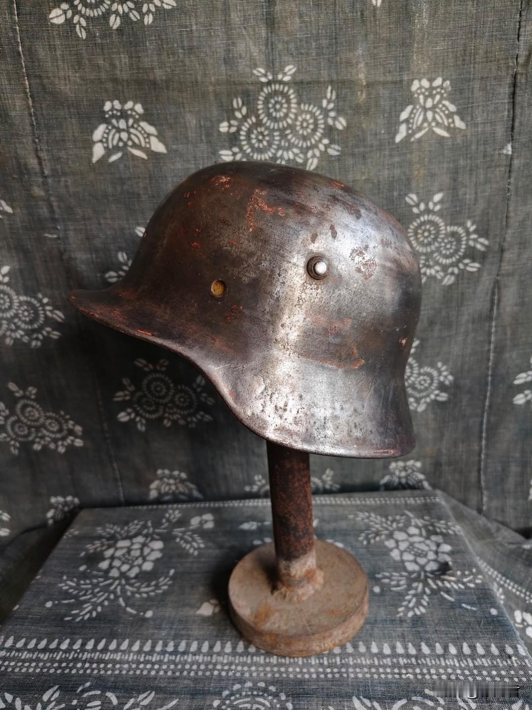 我军曾经使用过的M35钢盔，历经几十年，几乎没有生锈，可见用料相当不错。不过