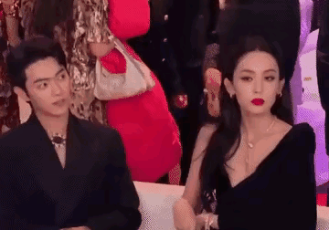 古力娜扎整理披肩的样子确实很有韵味。简单一个拢发的动作，露出细腻的肌肤，张开披肩