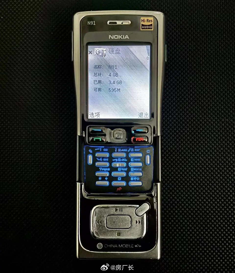 诺基亚N91是第一个把机械硬盘装进手机的，那未来谁会第一个用上迷你固态硬盘呢，各
