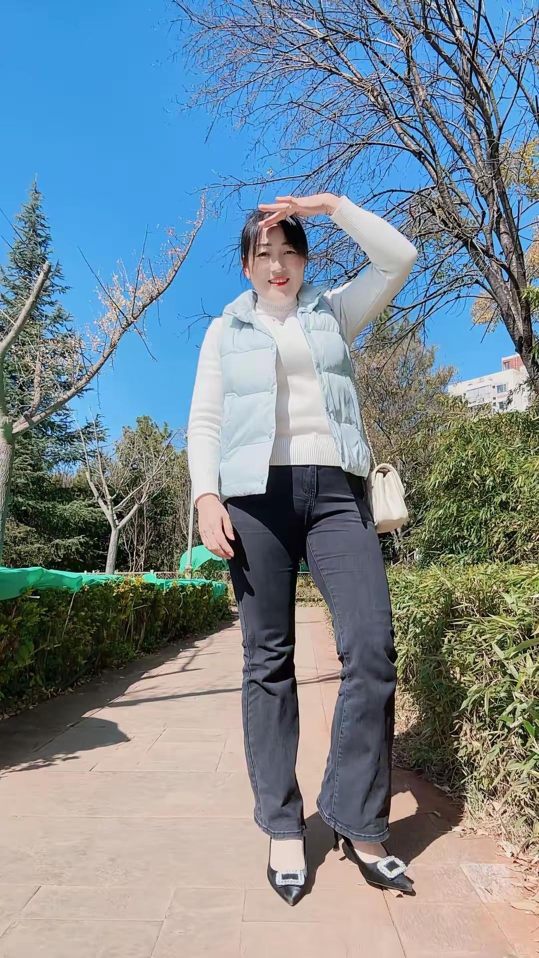 今天这天气确实没得说，阳光暖烘烘的，云朵像棉花糖一样软乎乎地飘着。我小姨听说这好