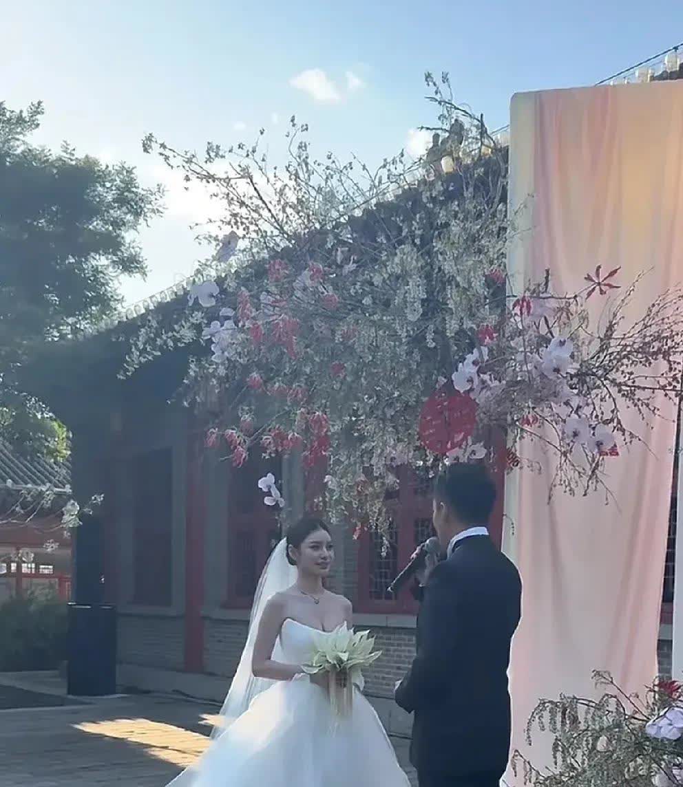 汪小菲今天结婚了！他妈妈张兰说的话让大家都惊呆了。张兰说找老婆不用找漂亮