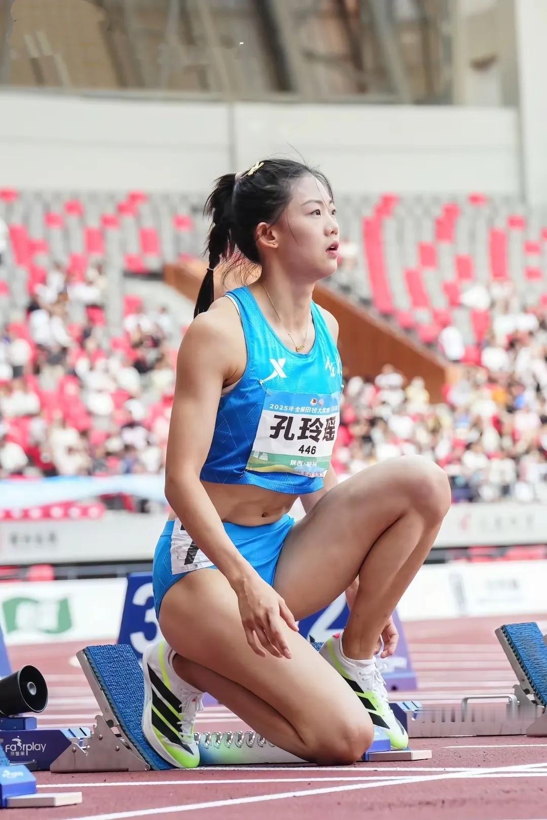 “村里来新人了”，国家女子田径队短跑“新星”孔玲瑶，170的大长腿，甜美的笑容。