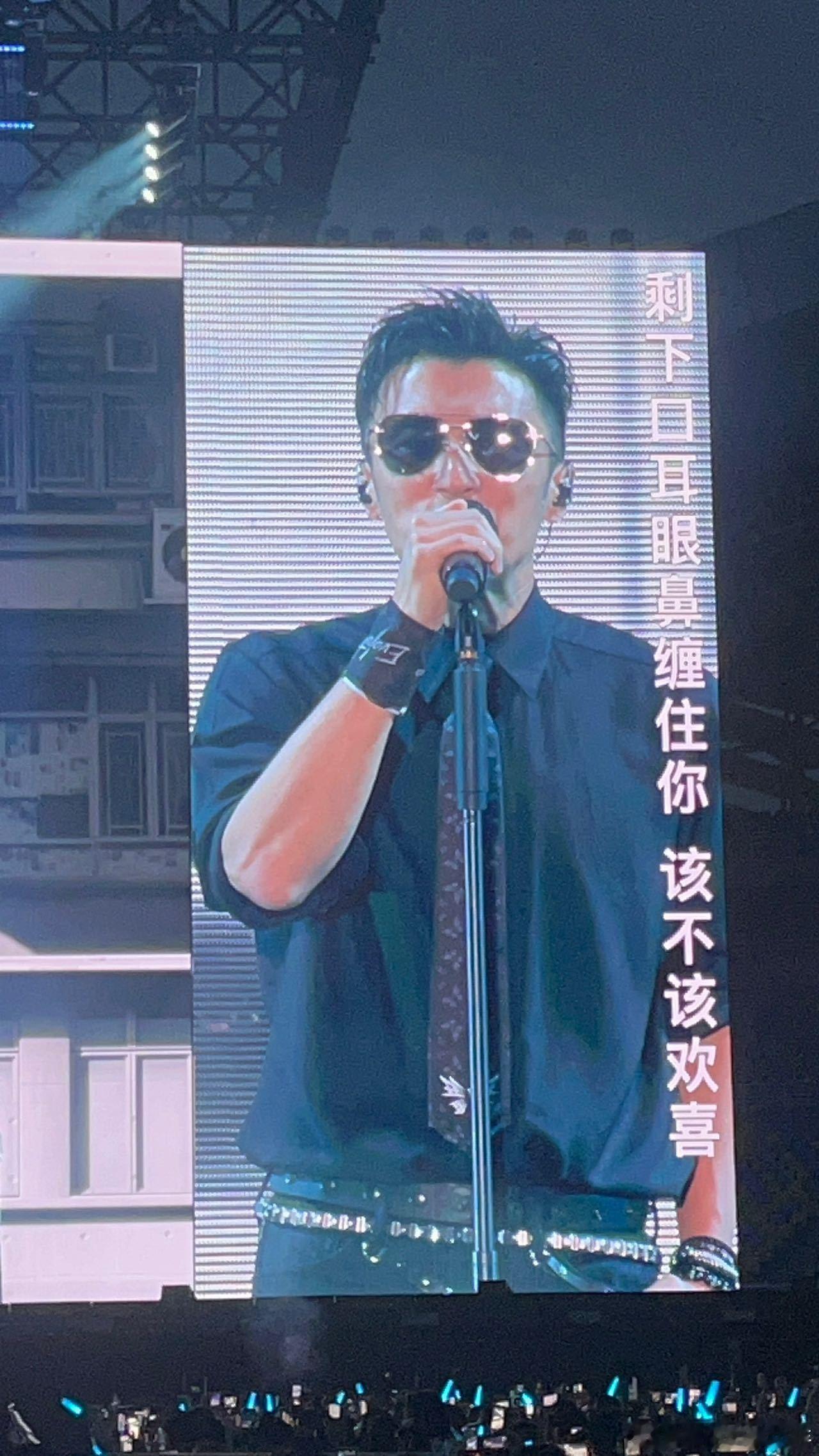 谢霆锋提醒粉丝灯牌举反了谢霆锋演唱会向天空致意说谢谢你温柔又细腻的舞台细节，暖心