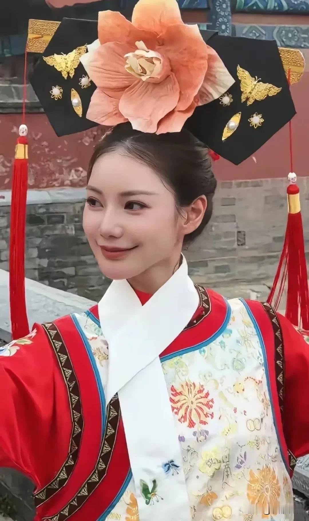 7月4日，马筱梅引发热议！原因是她在社交平台上晒出一组北京胡同游玩的照片，瞬间