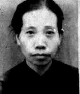 1938年寒冬，一位母亲携子共赴黄埔军校报名。招生官打量着她说道：