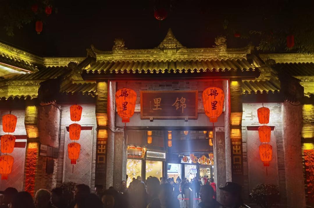 初一的成都，大街空旷得不像过年。天府广场没几个人，春熙路门可罗雀，地铁车厢空得