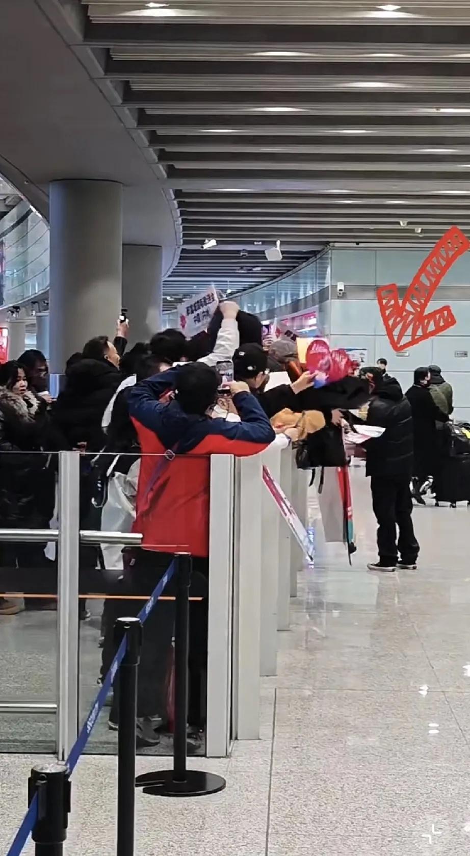 郭富城现身北京机场，个子好矮啊，比正常的女生矮一大截，他到底多高啊？有没有1米5