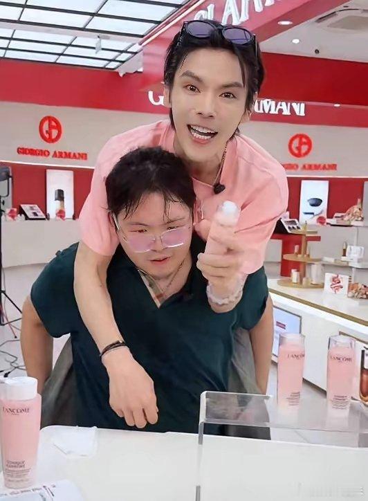 娶了郭碧婷后，向佐真的变了个人。以前的向佐，给主持人来个飞踢，对模仿者直接扇巴掌