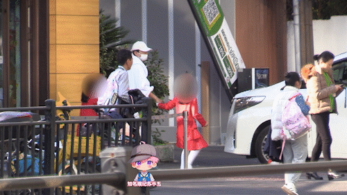 张杰抽空接双胞胎女儿放学近日，有自媒体曝光一段张杰抽空接双胞胎女儿放学的视频。