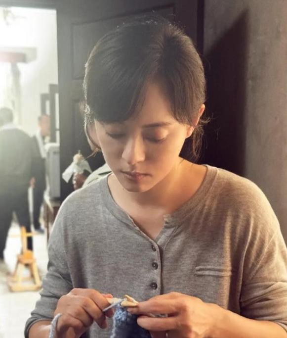 为什么大家都很喜欢孙俪，后来一搜才知道，原来是孙俪活得清醒又接地气，她是靠慢下来
