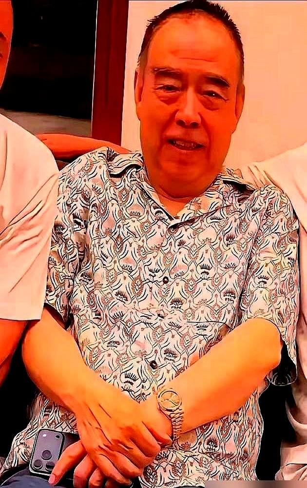 戴着60万的表，穿着1万4的衬衫，74岁的陈凯歌在三亚饭局上，正手法利索地给不知