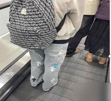 在山姆上电梯看到穿克罗心牛仔裤的这一幕，属实让人背脊发凉。真不是我没见过世面