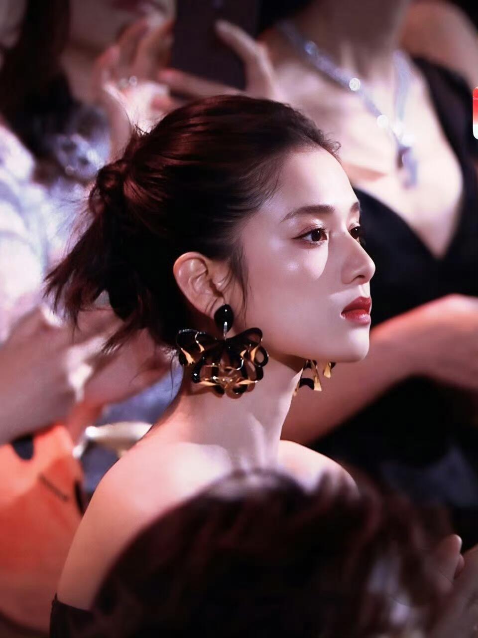 张婧仪眉骨遮光张婧仪真的是骨相美啊，这个眉骨遮光我真的羡慕了。美得好权威～​