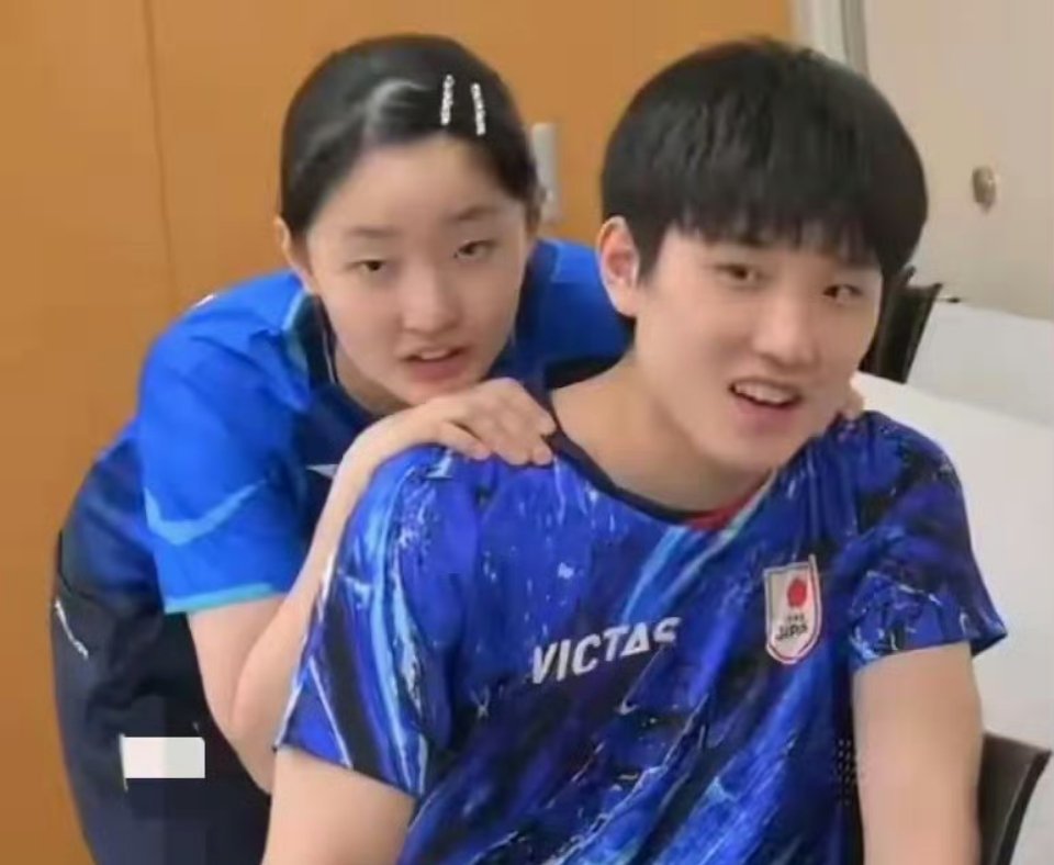 终于看明白了，“情”和“爱”原来可以这样“表达”！看，这二幅照片，有什么共同点？