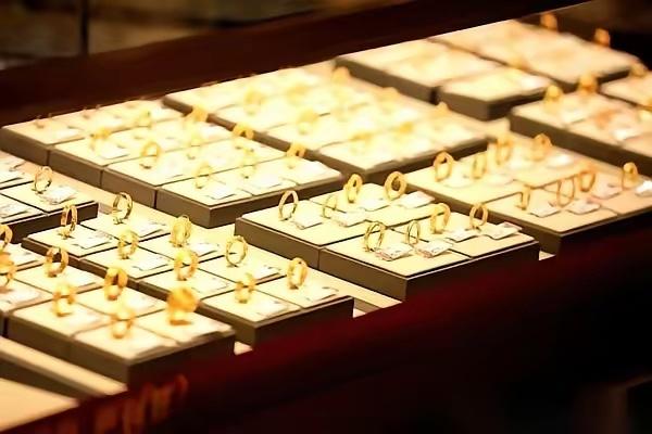 金价崩盘！43年最大单周跌幅，黄金市场风云突变，买家心态大逆转