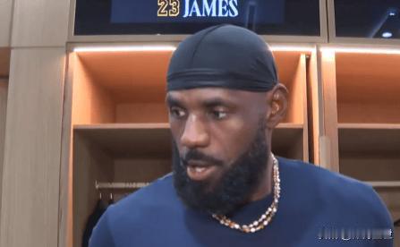 NBA杯小组赛湖人击败独行侠，赛后詹姆斯大赞艾顿。此役艾顿出场35分52秒，9投