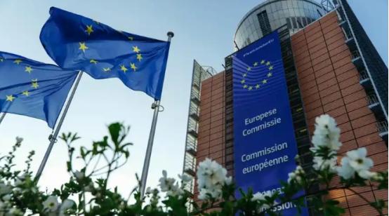 还有十个月，全球智能手机市场将迎来一场史无前例的大地震！根据欧盟最新的法规，再过