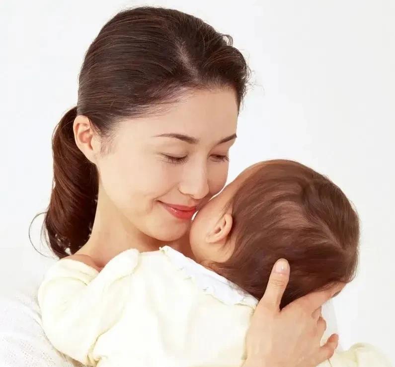 小孩子提无理要求时，家长要温柔而坚定的拒绝，尽量不要大声指责和粗暴的回应，因为小