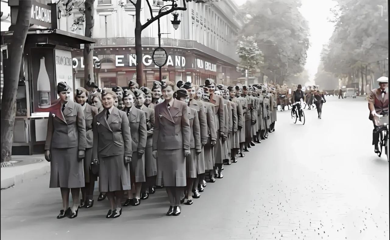 德国女兵逛巴黎1940年，纳粹德军占领了法国后，一队年轻靓丽的国防军女性通讯辅