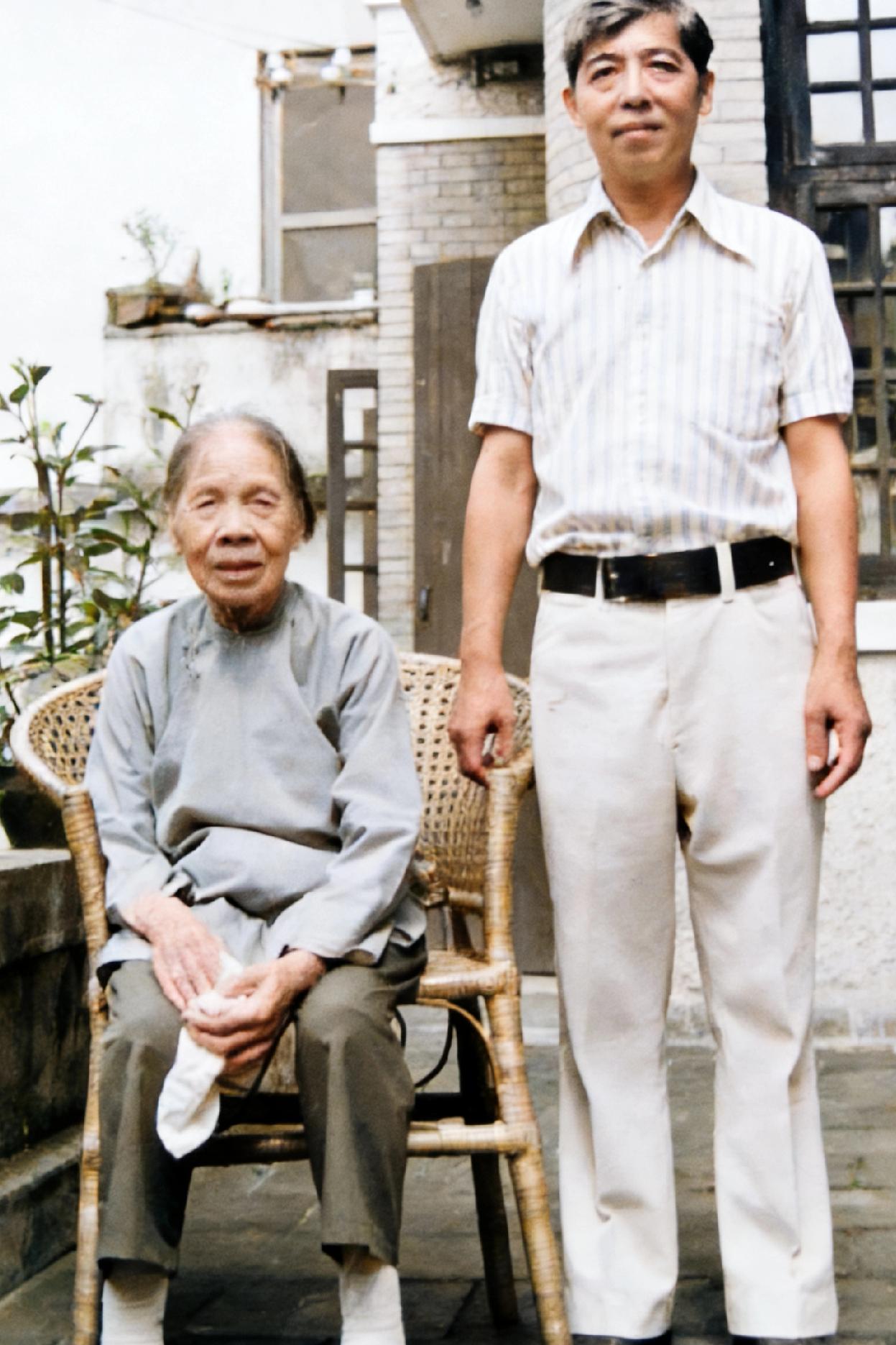 这个女子守寡70年，她就是李宗仁的原配夫人李秀文，这是她九十岁高龄的时候和儿子幼