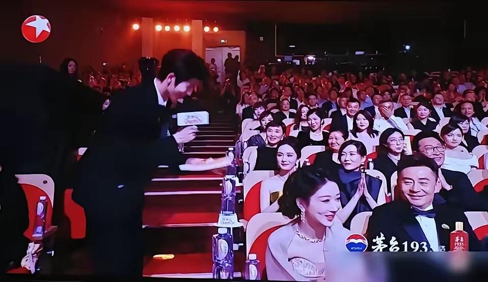 参考白玉兰奖，可以猜测，金鹰奖视后应该就是坐在最前面的那位女星。有网友质疑：