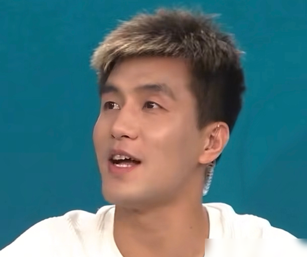 郭艾伦亲口承认，自己的打法在现在的国家队已经玩不转了。他说当年在场上，就是把球交给易建联，看他一球一
