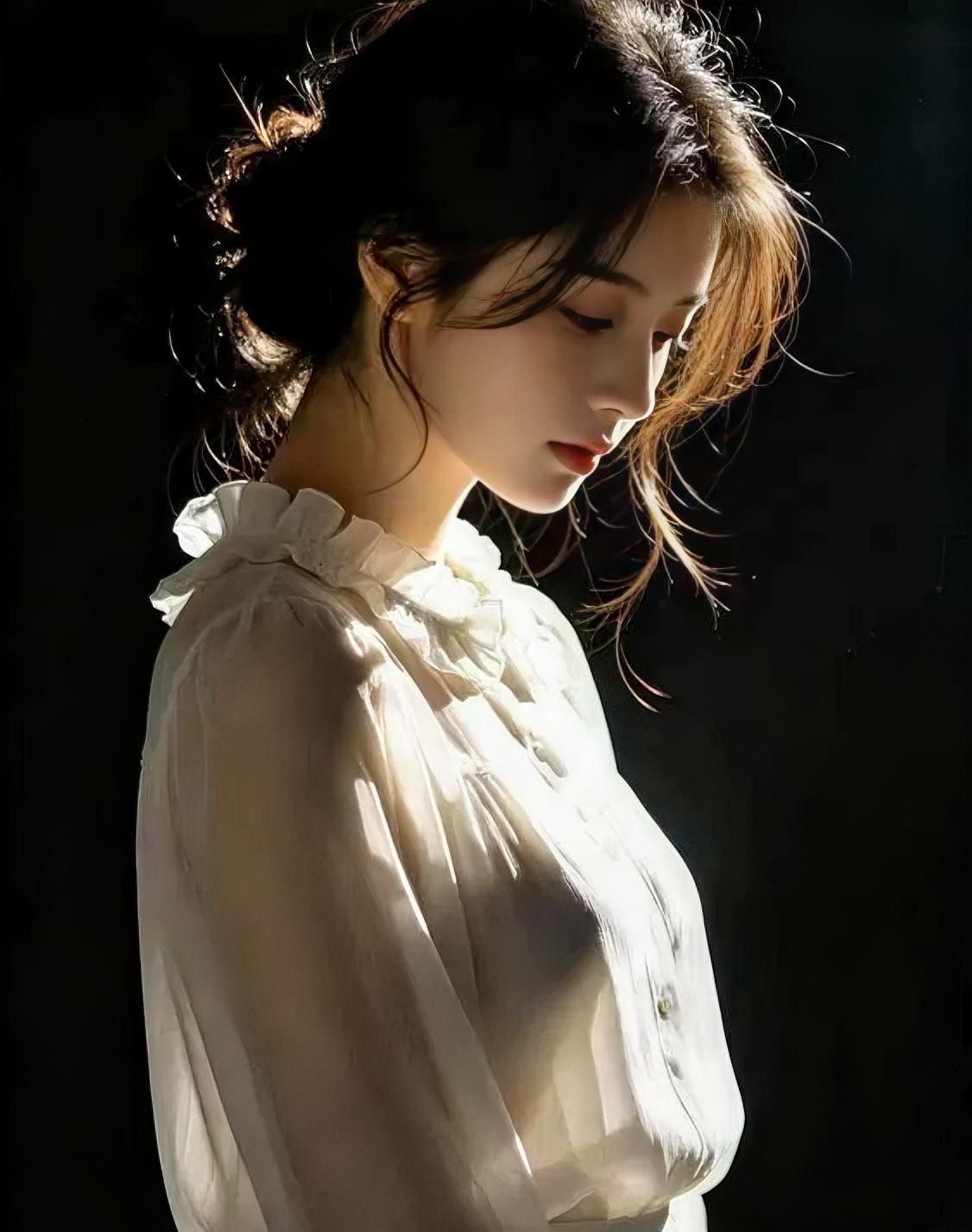 《光影里的温柔低语》暗色背景托起一束光，她微垂眼眸，似听风吟。蓬松发