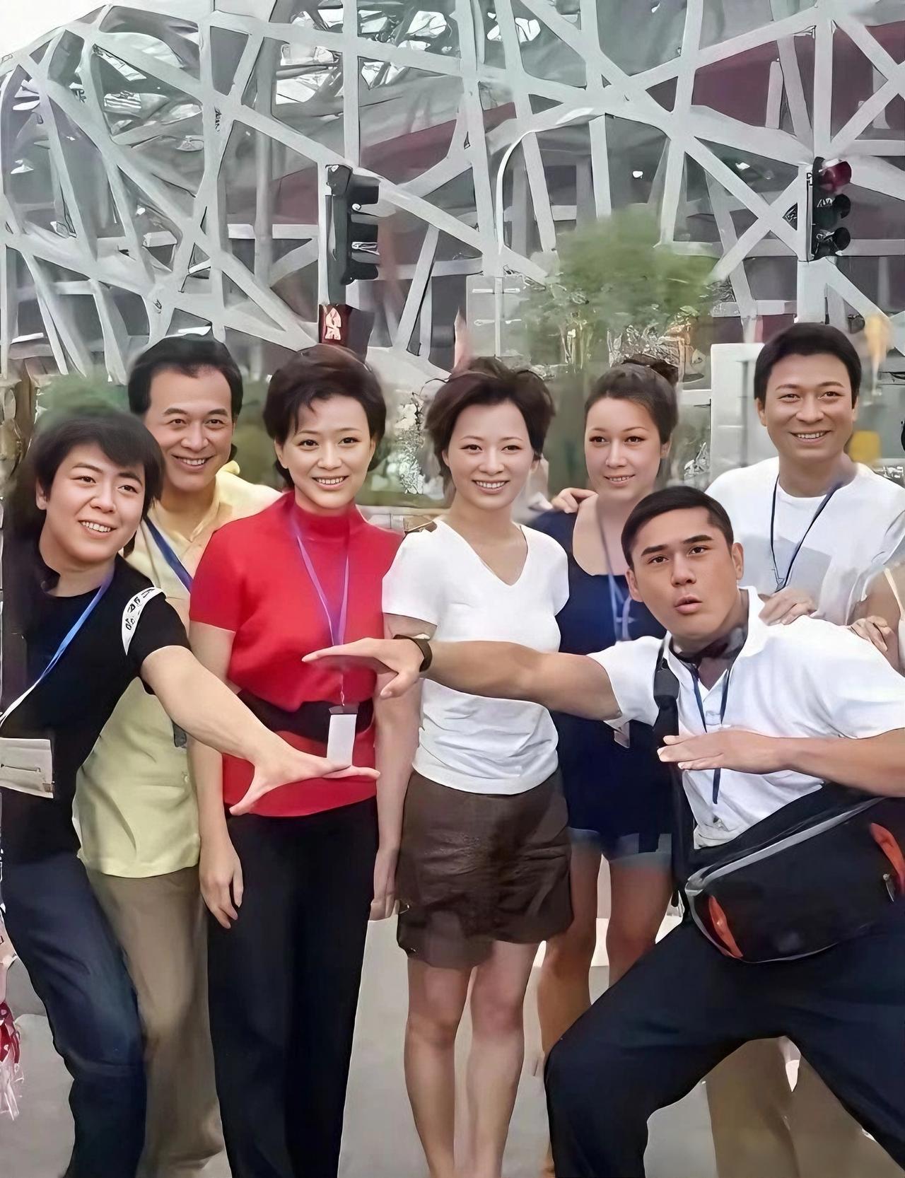 哇塞！中间这两位美女好亮眼啊！仔细看，原来是杨澜和董卿。一身红衫黑裤的董卿