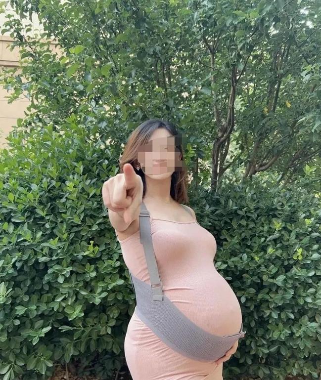 湖北，一女子怀孕8个多月时去医院做产检。她跟医生抱怨道："宝宝踢我的肚子可带劲了