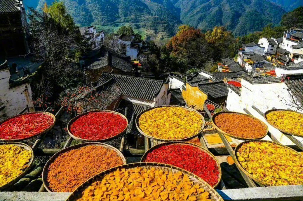 【这里是中国】金秋国内醉美的10个古村落。如果说，每个季节都有一种专属颜色，那秋