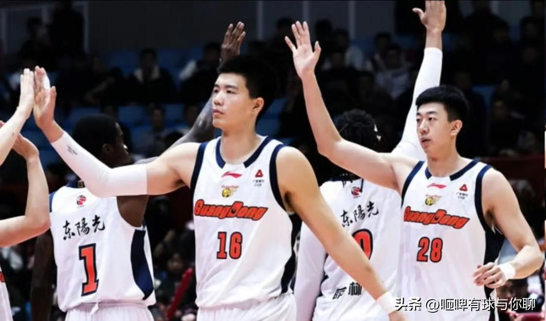 杜锋基本哪个队员都骂，为啥偏偏焦伯乔受不了离开球队?第一，焦伯乔和广东那些原来的