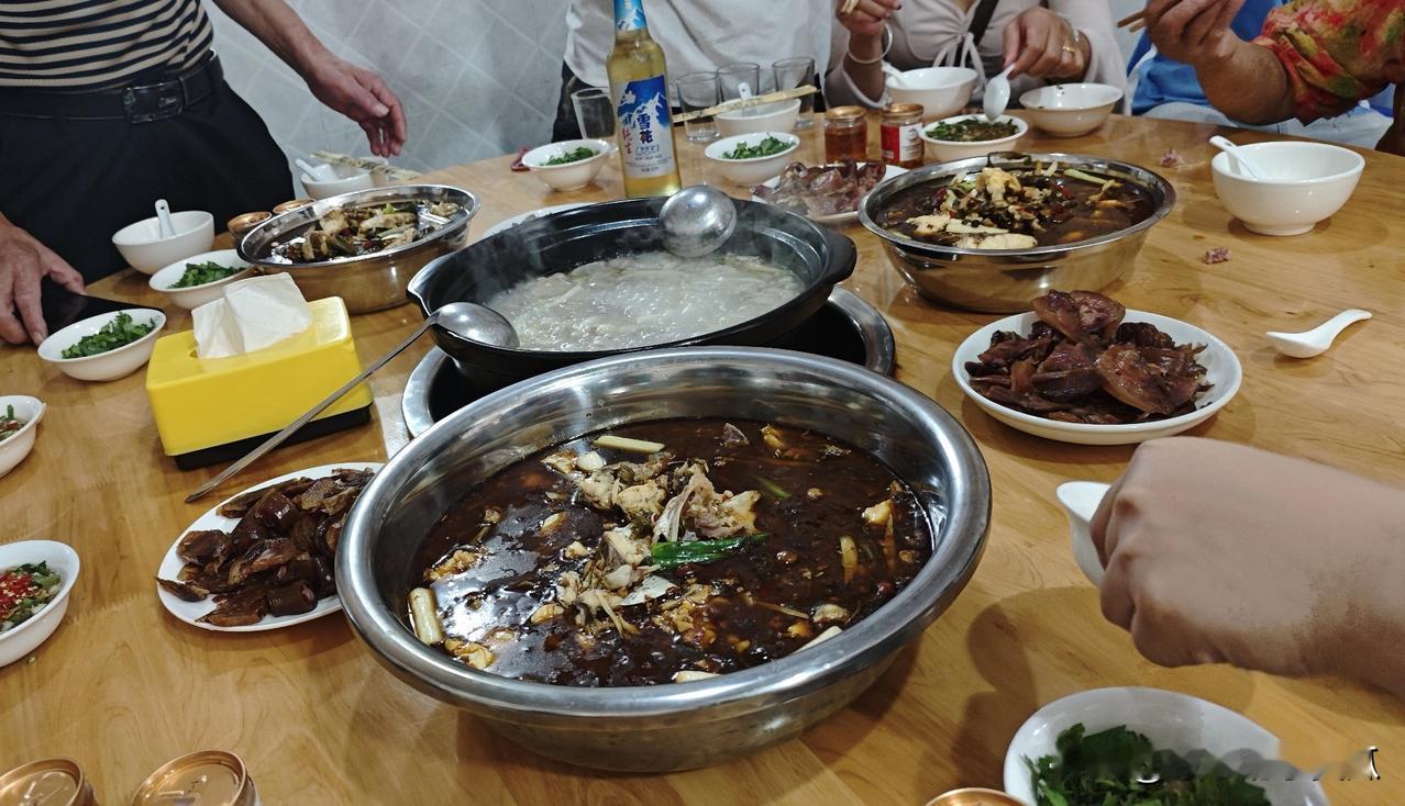 羊肉汤，酸菜鱼，再切两盘卤菜像老家这种小镇餐馆随便点基本上都不会太差明档亮