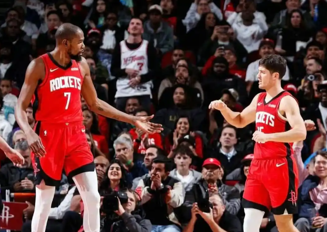 这几场谢泼德得分全靠杜兰特掩护，nba后卫打对位打不了，打错位也打不了，还能练他