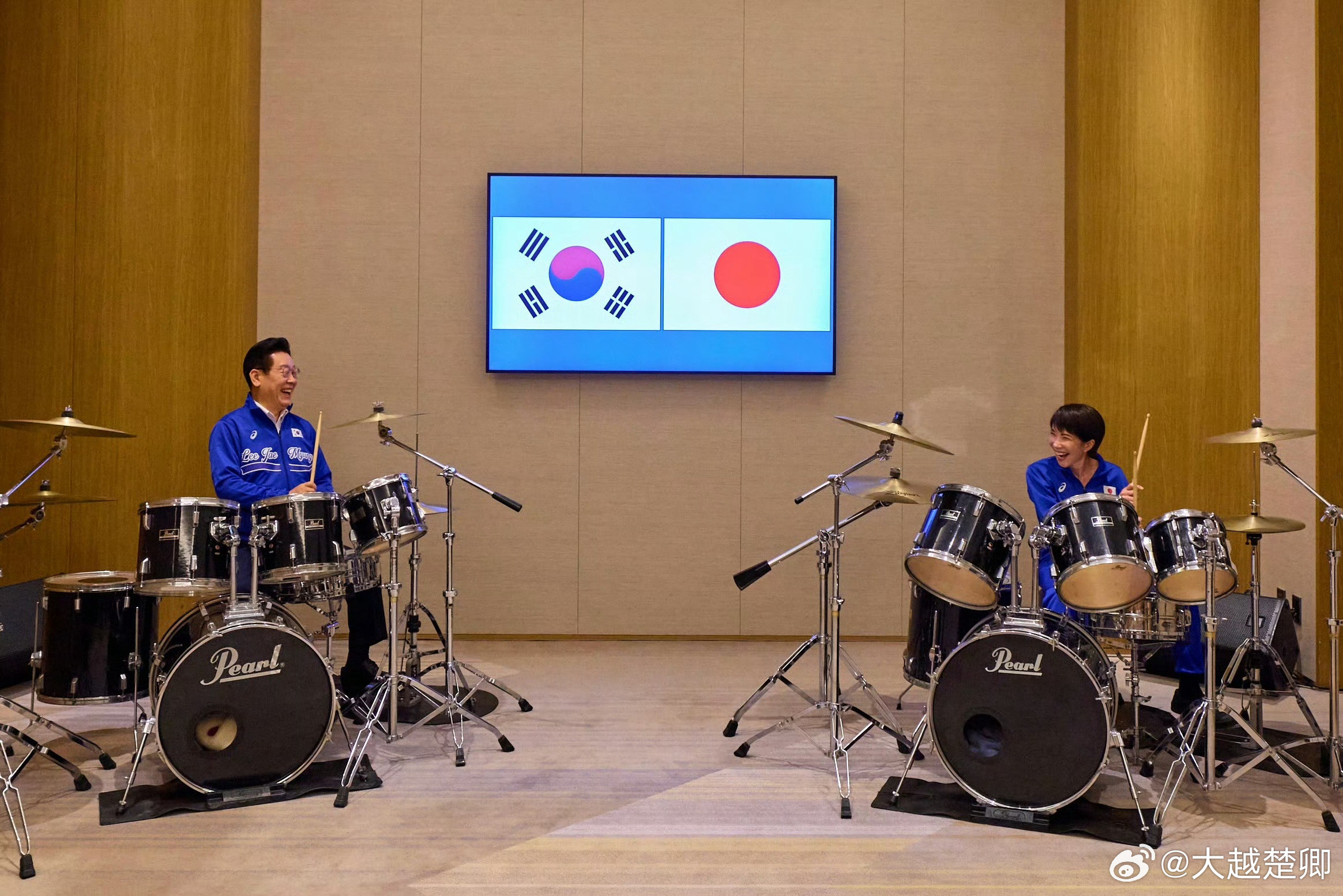 李在明访日期间与高市早苗玩架子鼓，很嗨皮。