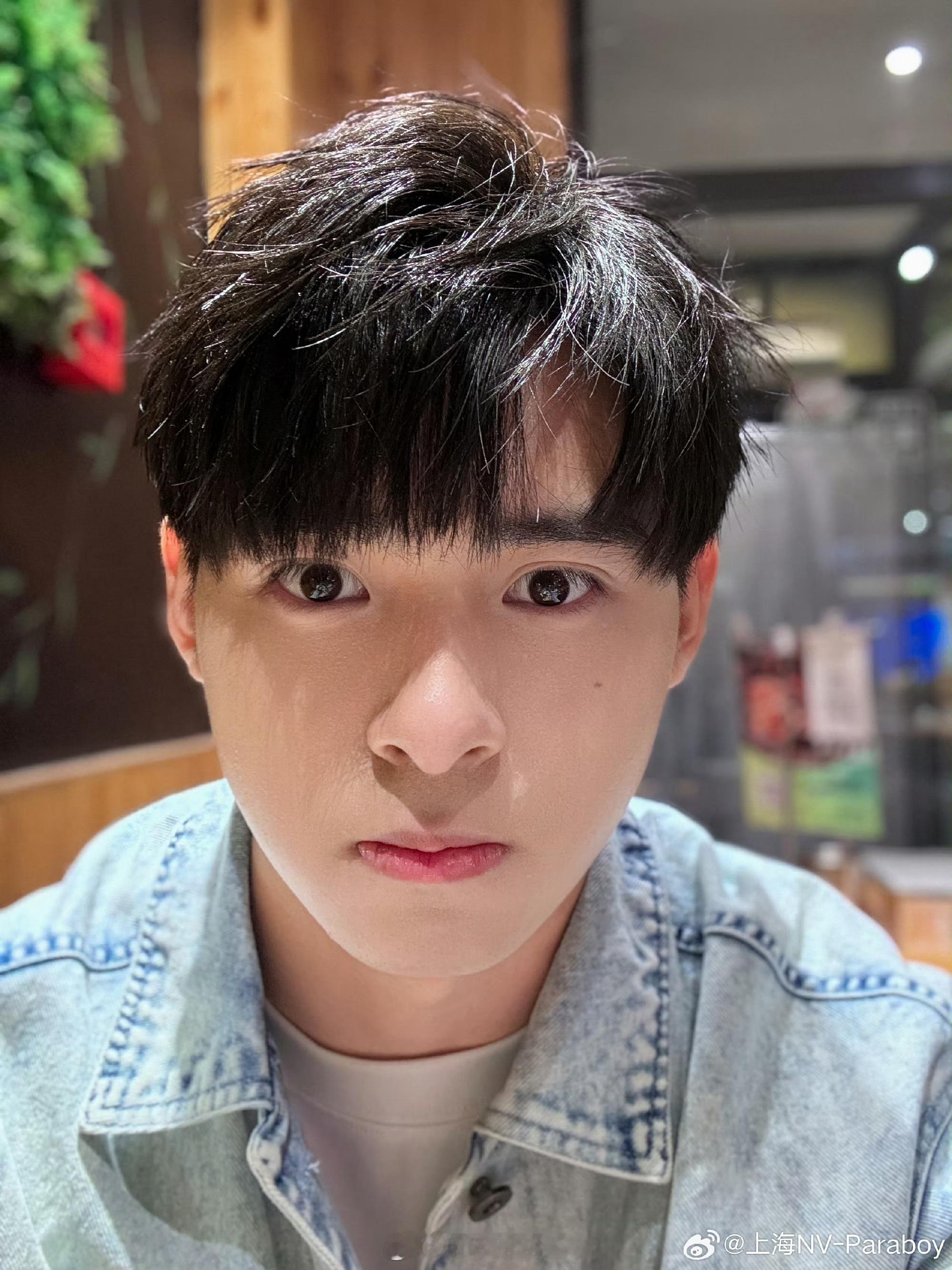 考古一下幼年版的小伞之前的照片完全就是呆呆的小朋友现在已经是成熟的大人啦